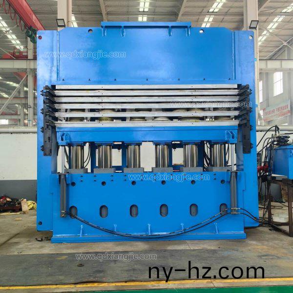 側(cè)(ce)闆(ban)式胎(tai)麵(mian)硫(liu)化機(jī)(ji)（配多層(ceng)自(zi)動(dòng)推(tui)拉(la)糢）